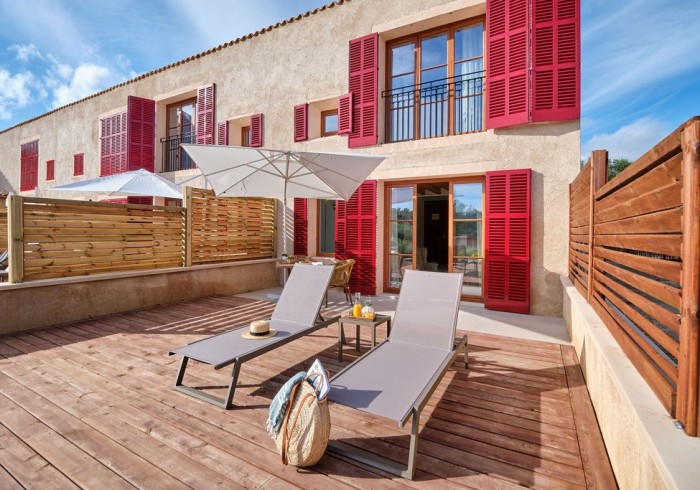 Terraza de la suite duplex con terraza en la finca Sa Bastida luxury retreat and spa de Mallorca